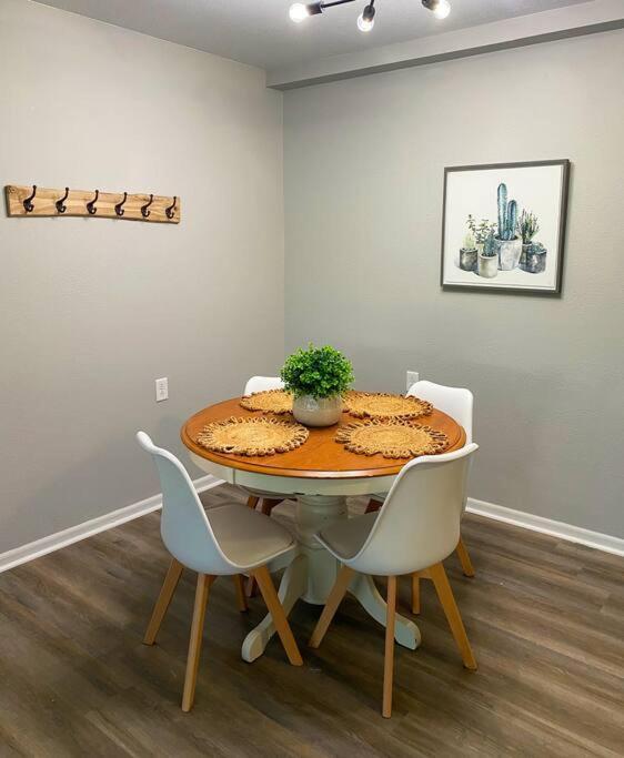 The Mary Lou - 2 Bedroom In Quilt Town, Apartment Hamilton